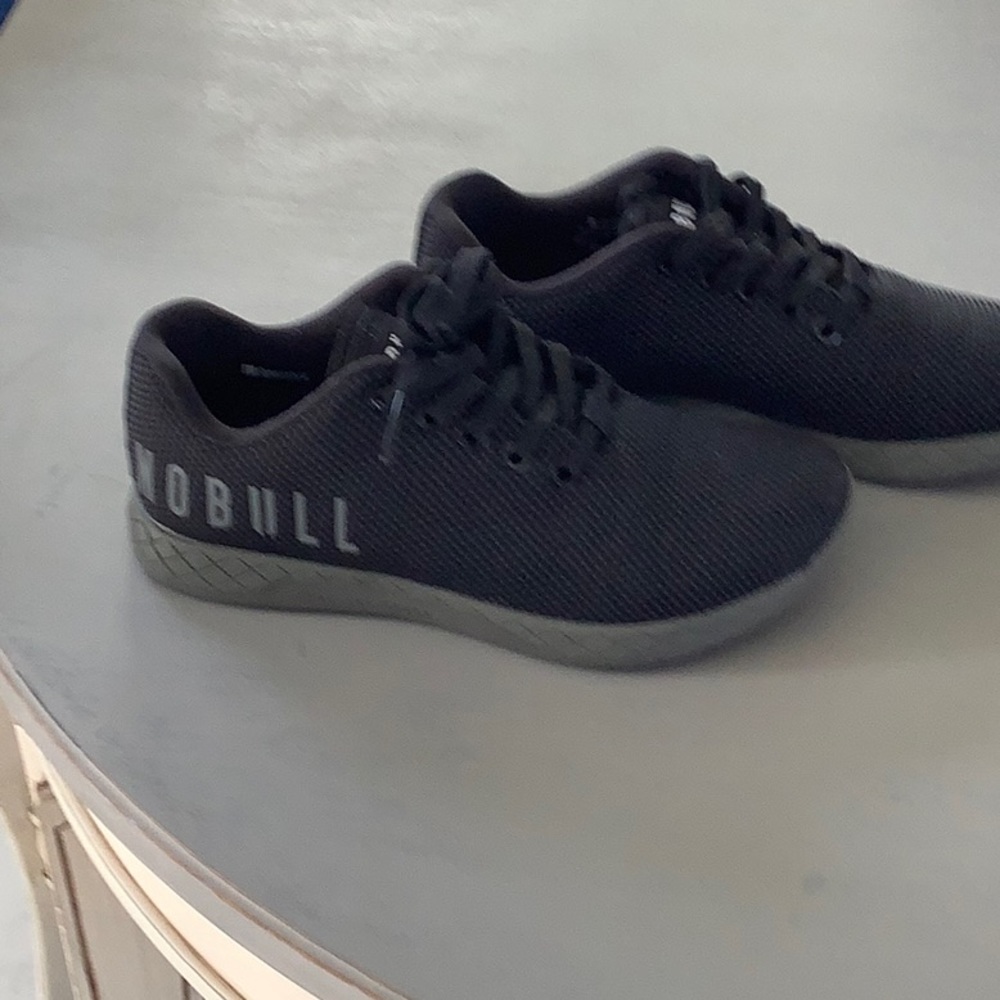 Tennis shoes
